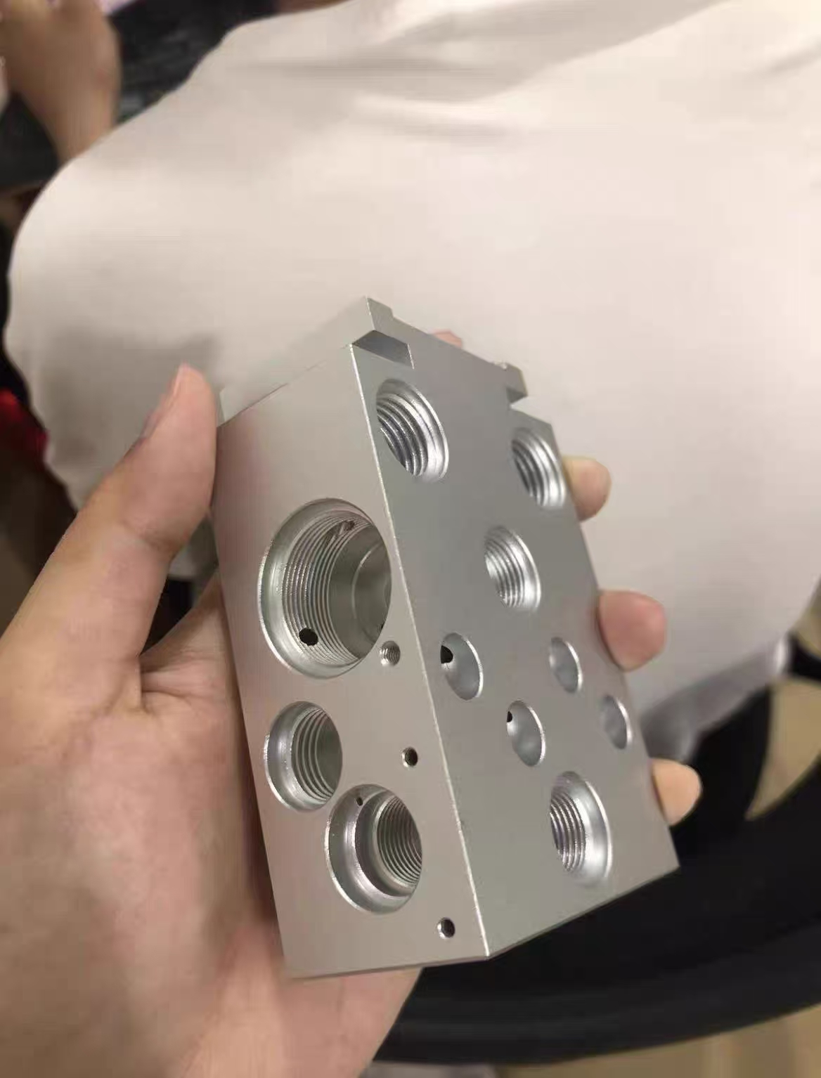 作为新能源行业的加工厂----莱图加更关注确定性、极限成本、以及协同研发力。 作为新能源行业的加工厂----莱图加更关注确定性、极限成本、以及协同研发力。